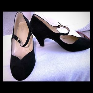 Naturalizer N5 size 8.5W black suede kitten heels